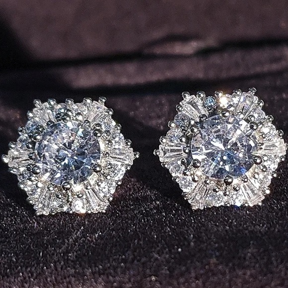 NEW Sterling Silver Flower Earrings - Picture 2 of 3